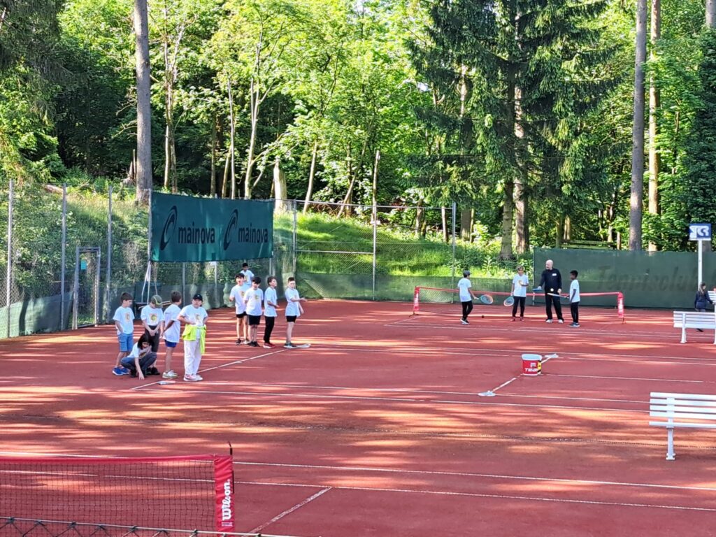 Kid beim HTV-Grundschulcup 2024 im Tennis-Club Reifenberg