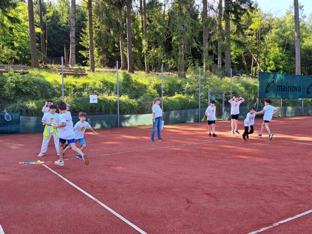 Kid beim HTV-Grundschulcup 2024 im Tennis-Club Reifenberg